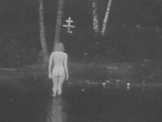 Полностью голая Наталья Суркова в фильме «Надъ озеромъ» фото #2