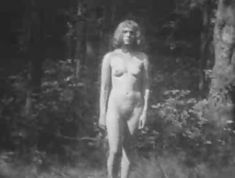 Полностью голая Наталья Суркова в фильме «Надъ озеромъ» фото #4