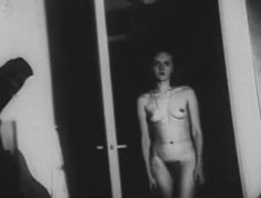 Полностью голая Наталья Суркова в фильме «Надъ озеромъ» фото #5