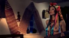 Оксана Борбат оголила грудь и попу в фильме «Хуторские страсти» фото #9