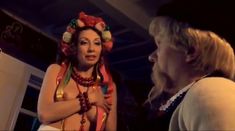 Оксана Борбат оголила грудь и попу в фильме «Хуторские страсти» фото #10