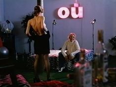 Голая грудь Олеси Поташинской в фильме «Восемь с половиной долларов» фото #7