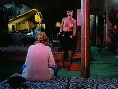 Голая грудь Олеси Поташинской в фильме «Восемь с половиной долларов» фото #9