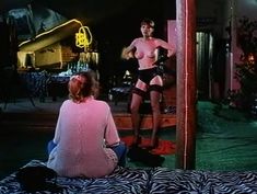 Голая грудь Олеси Поташинской в фильме «Восемь с половиной долларов» фото #12