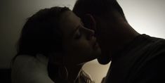 Голая грудь Оливии Луккарди в сериале «Карточный домик» фото #7