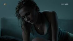 Ольга Болондзь показала голую грудь в фильме «Крылатые свиньи» фото #1