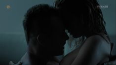 Ольга Болондзь показала голую грудь в фильме «Крылатые свиньи» фото #4