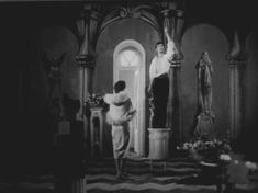 Ольга Гобзева оголила грудь и попу в фильме «Ехали в трамвае Ильф и Петров» фото #9