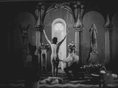 Ольга Гобзева оголила грудь и попу в фильме «Ехали в трамвае Ильф и Петров» фото #13