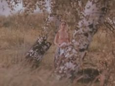 Ольга Кабо показала голые сиськи в фильме «Бегущий по льду» фото #3