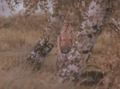 Ольга Кабо показала голые сиськи в фильме «Бегущий по льду» фото #4