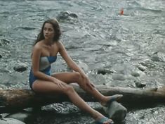 Молодая Ольга Кабо оголила сиськи в сериале «Поражение» фото #2