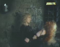 Голая грудь Ольги Кабо в фильме «Рыцарский замок» фото #2