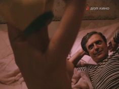 Голая грудь Ольги Машной в фильме «Не сошлись характерами» фото #2