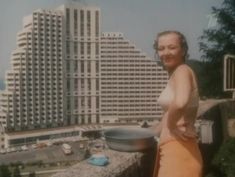 Голые сиськи Ольги Толстецкой в фильме «Отель «Эдем»» фото #10