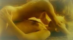 Абсолютно голая Орнелла Мути в фильме «Любовная сделка» фото #9