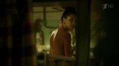 Равшана Куркова оголила грудь в сериале «А у нас во дворе» фото #5