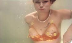 Радмила Щеголева оголила грудь в фильме «Белый костюм» фото #1