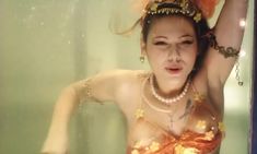 Радмила Щеголева оголила грудь в фильме «Белый костюм» фото #2