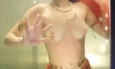 Радмила Щеголева оголила грудь в фильме «Белый костюм» фото #4