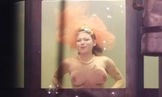 Радмила Щеголева оголила грудь в фильме «Белый костюм» фото #5