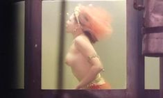 Радмила Щеголева оголила грудь в фильме «Белый костюм» фото #6