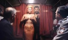 Радмила Щеголева оголила грудь в фильме «Белый костюм» фото #9