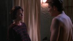 Голая грудь Саманты Мэтис в фильме «Прибавьте громкость» фото #1