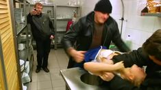 Светлана Устинова показала голые сиськи в сериале «Золотой капкан» фото #1