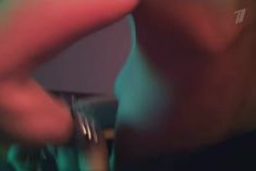 Светлана Ходченкова засветила грудь в сериале «Краткий курс счастливой жизни» фото #2