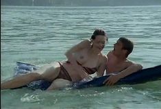 Голые сиськи Сильвии Кристель в фильме «Джулия» фото #14