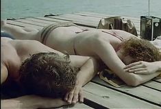 Голые сиськи Сильвии Кристель в фильме «Джулия» фото #18