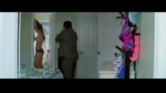 Татум Прайс оголила грудь в фильме «Шутки в сторону 2: Миссия в Майами» фото #2