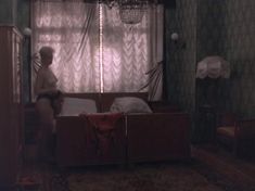 Голая грудь Татьяны Васильевой в фильме «Увидеть Париж и умереть» фото #3