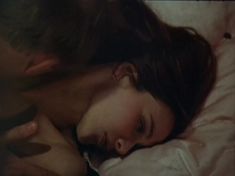 Татьяна Друбич засветила грудь в фильме «Десять негритят» фото #2