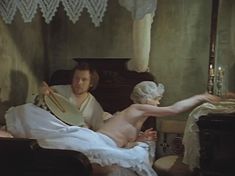 Голая грудь Татьяны Игнатовой в фильме «Обыкновенное чудо» фото #5