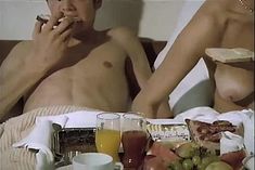 Полностью голая Тери Тордаи в фильме «Джулия» фото #4