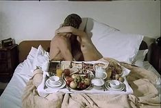 Полностью голая Тери Тордаи в фильме «Джулия» фото #6