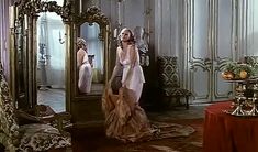 Абсолютно голая Урсула Андресс в фильме «Пятый мушкетёр» фото #1