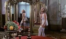 Абсолютно голая Урсула Андресс в фильме «Пятый мушкетёр» фото #2