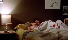 Полностью голая Урсула Андресс в фильме «Чувственная медсестра» фото #1