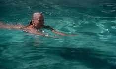 Полностью голая Урсула Андресс в фильме «Чувственная медсестра» фото #8