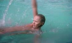 Полностью голая Урсула Андресс в фильме «Чувственная медсестра» фото #9