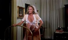 Полностью голая Урсула Андресс в фильме «Чувственная медсестра» фото #22