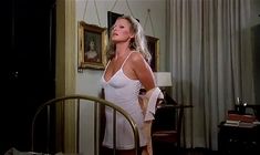 Полностью голая Урсула Андресс в фильме «Чувственная медсестра» фото #24