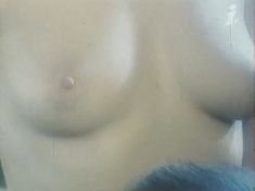 Голая грудь Ханны Дуновской в фильме «Ради семейного очага» фото #3