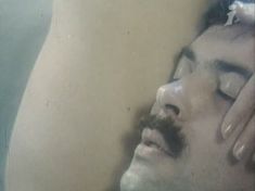 Голая грудь Ханны Дуновской в фильме «Ради семейного очага» фото #4