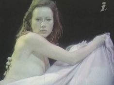 Голая грудь Ханны Дуновской в фильме «Ради семейного очага» фото #7