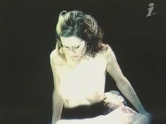 Голая грудь Ханны Дуновской в фильме «Ради семейного очага» фото #9