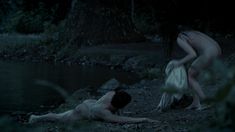 Хейли Этвелл снялась голой в сериале «Столпы Земли» фото #5